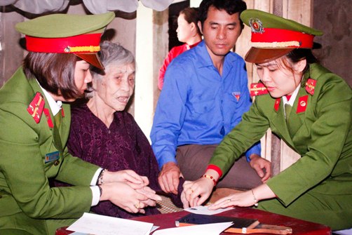 ĐVTN Công an thành phố Hà Tĩnh với “Ngày thứ bảy tình nguyện giải quyết thủ tục hành chính cho nhân dân”.